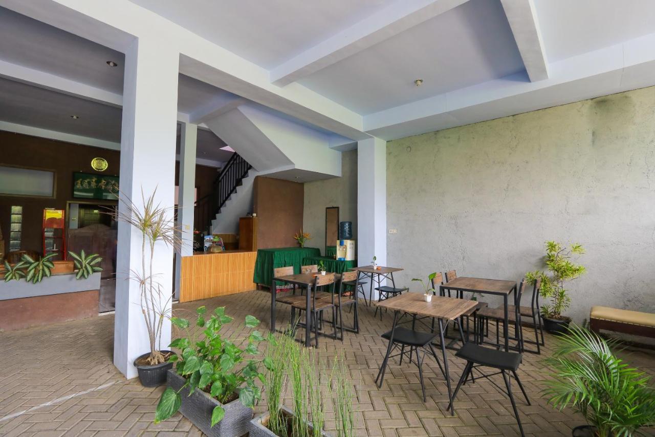 Hotel Oyo 2453 Artha Graha Vip à Banyuwangi  Extérieur photo