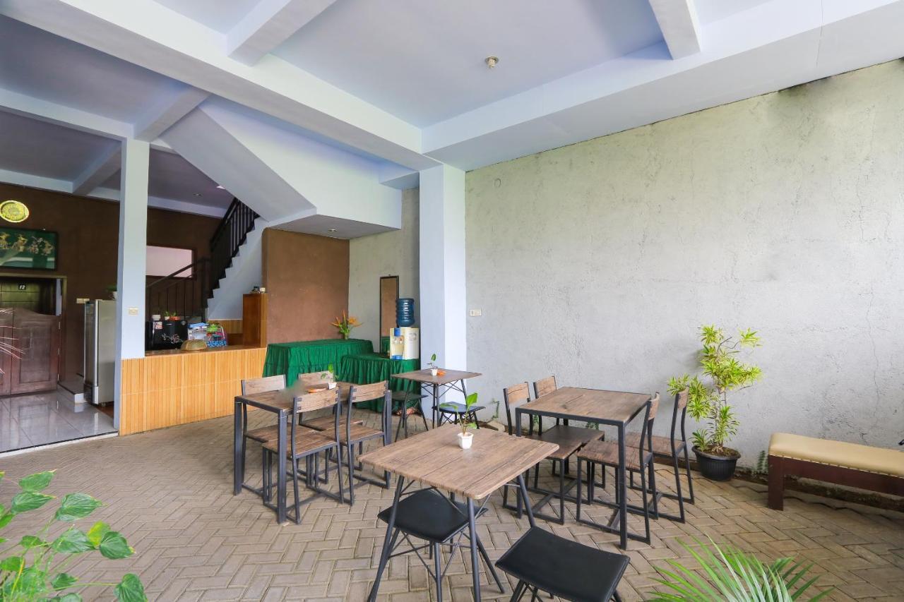 Hotel Oyo 2453 Artha Graha Vip à Banyuwangi  Extérieur photo
